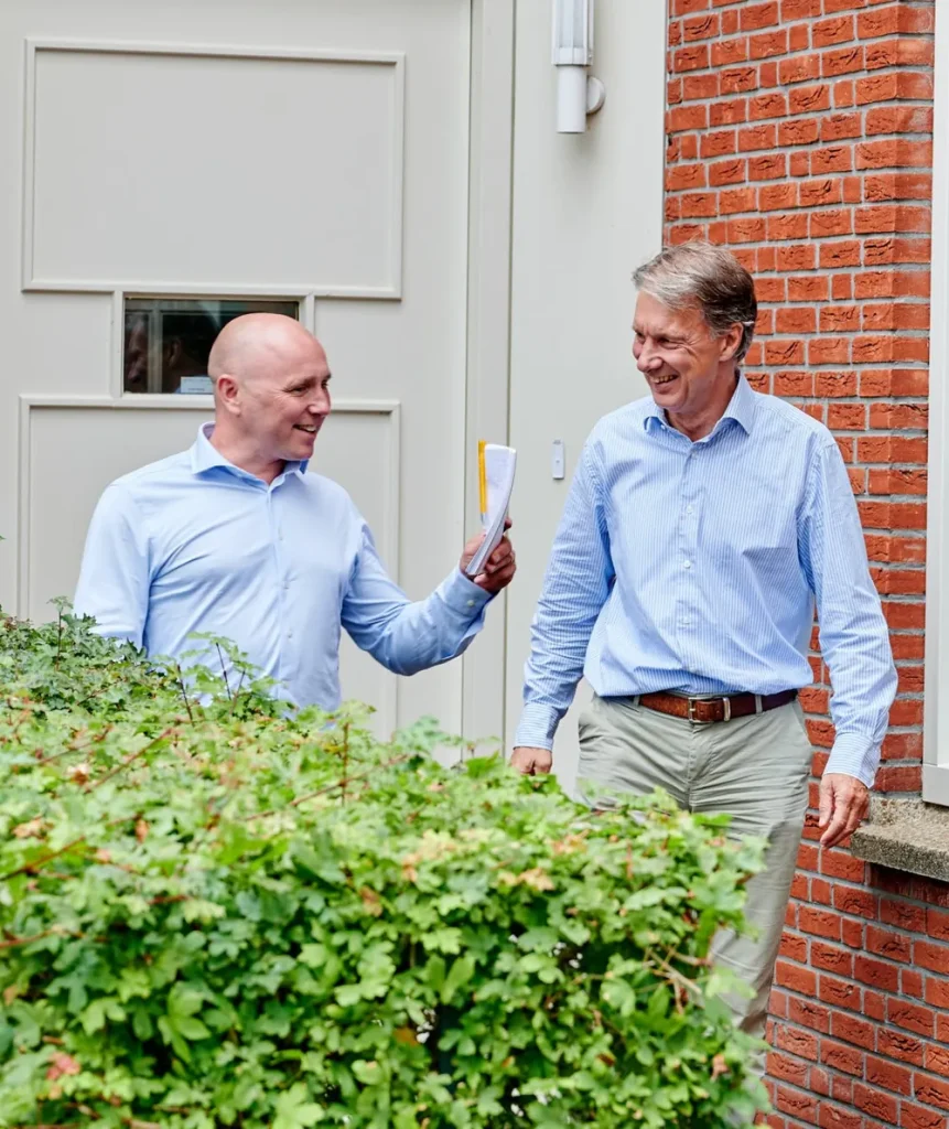Adriaan en Maarten van xentys in gesprek buiten het kantoor